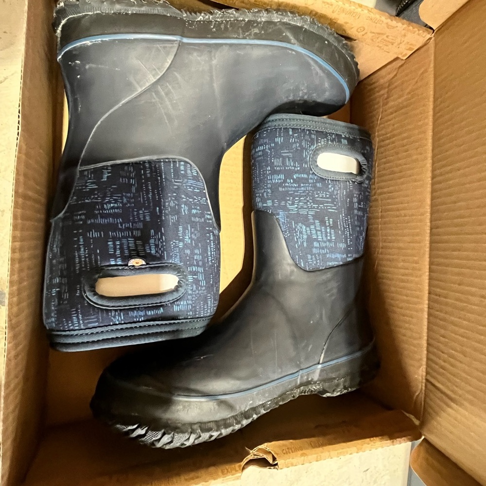 Bogs boys boots size 6 like new